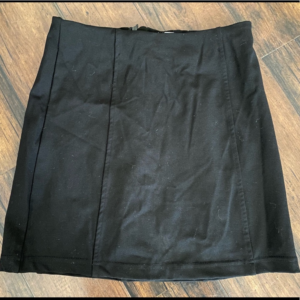 NWT. Ivy & Main- black mini skirt
